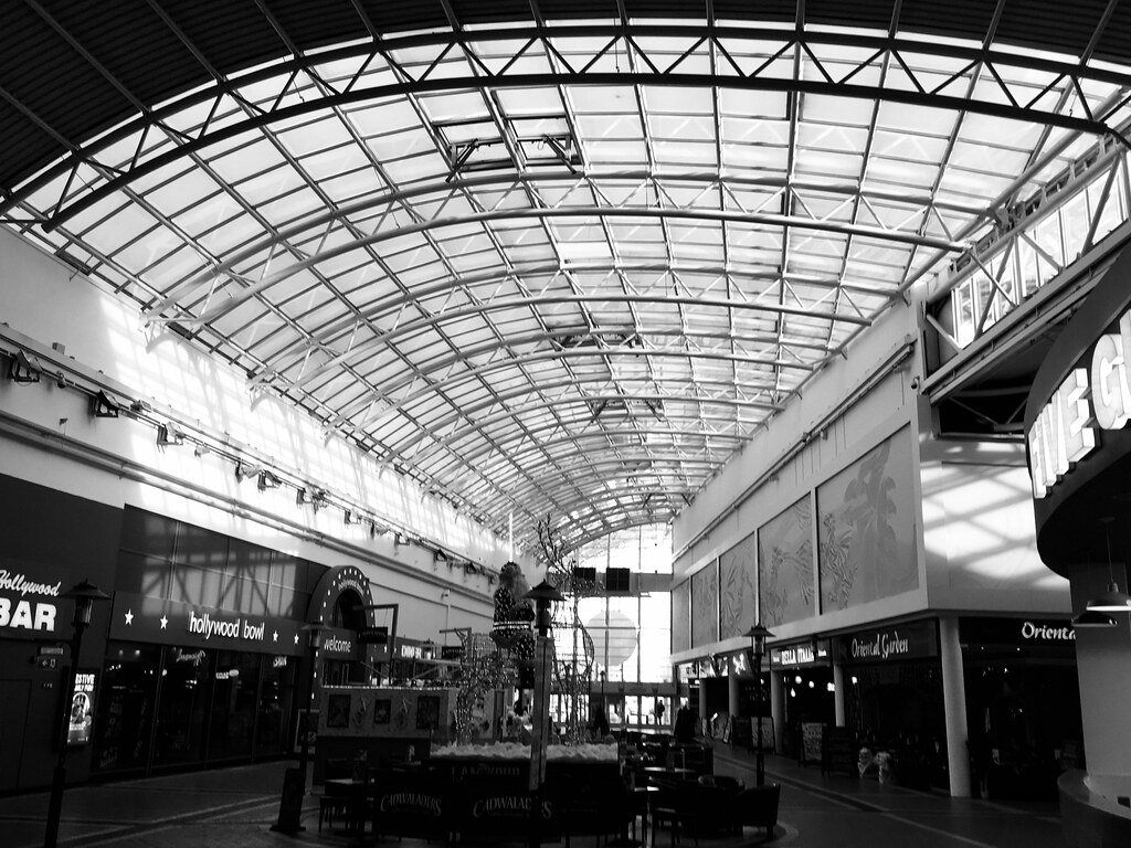 canolfan y ddraig goch, caerdydd | red dragon centre, cardif