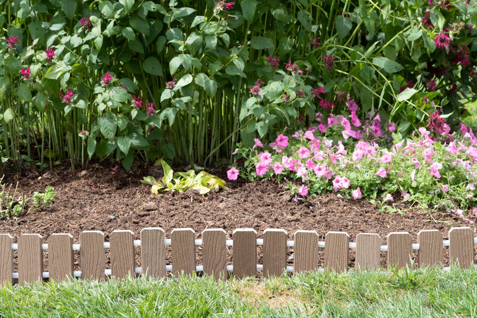 furniture barn usa™ garden edging - evergrain® composite no dig roll up  flower bed edges