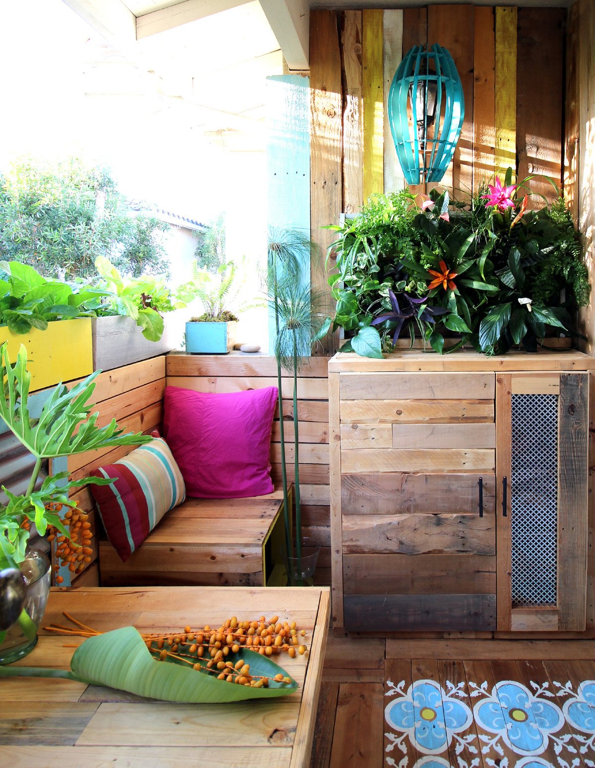 renter-friendly patio makeover - tropical patio decor