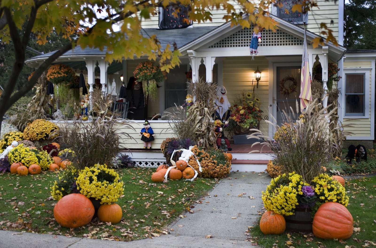 10 Best Outdoor Halloween Decorations - Porch Decor Ideas ...
