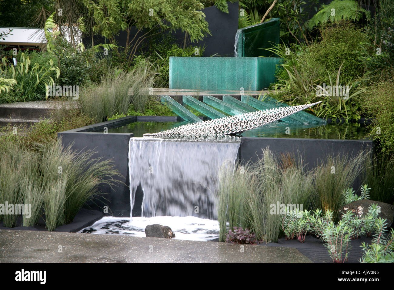 water feature in the 100 pure new zealand garden chelsea flower show