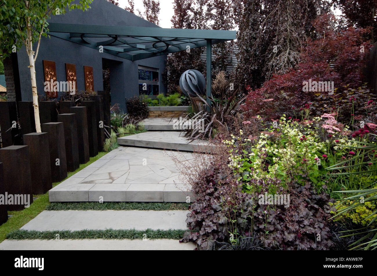 chelsea flower show 2007 new zealand garden stock photo: 15604377