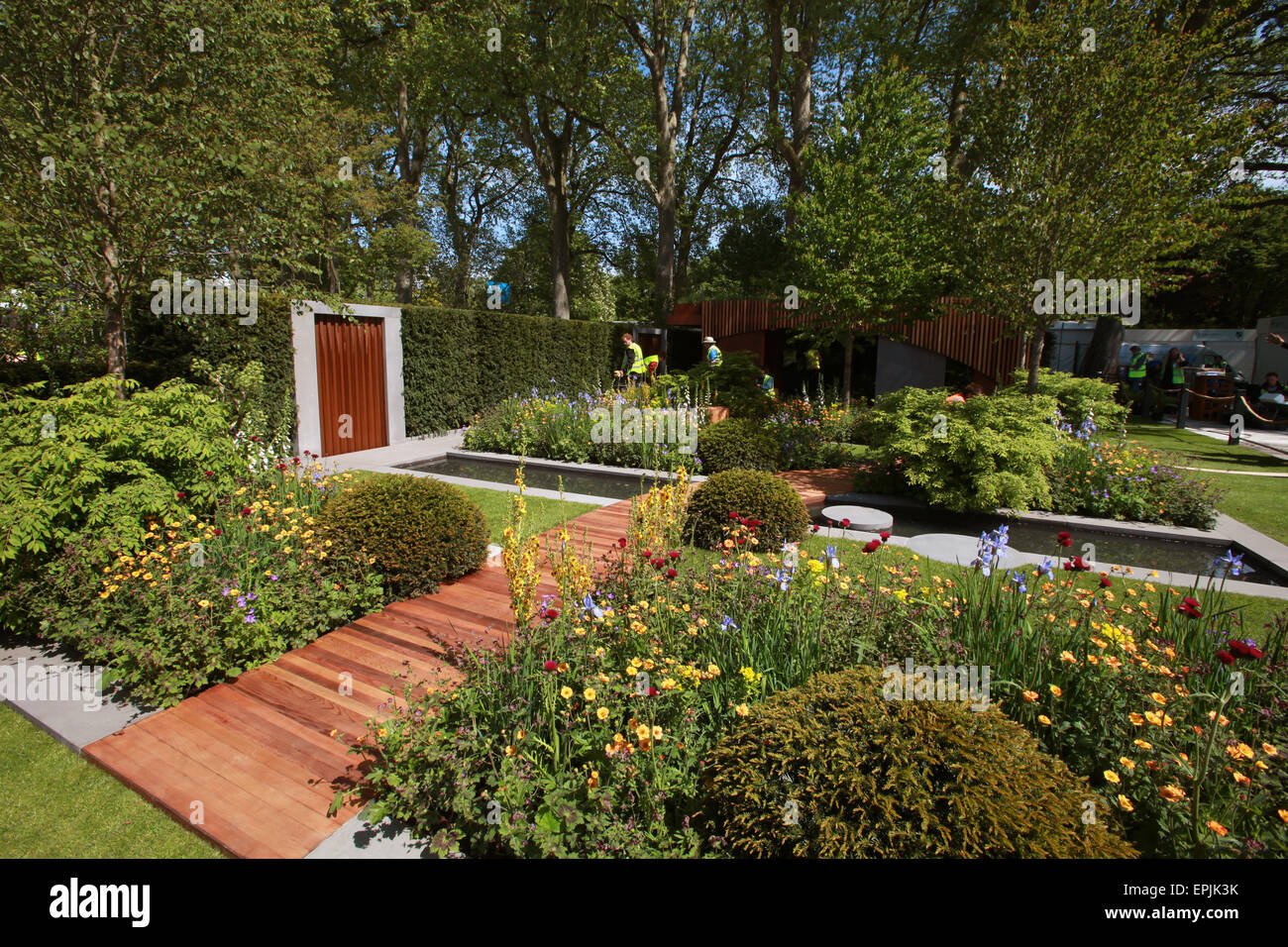 chelsea flower show award winning gardens stock photo: 82774039 - alamy