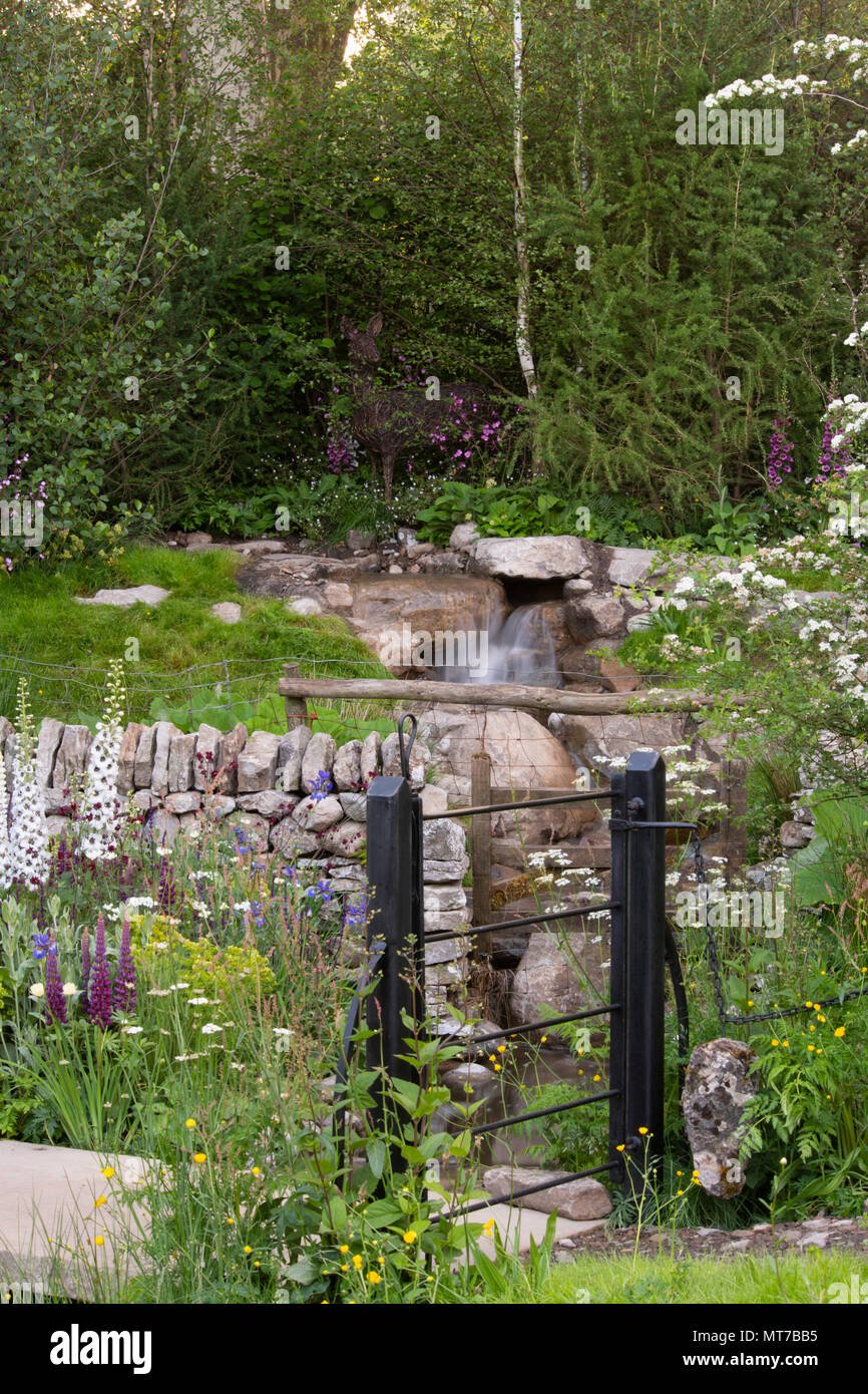 eine fließende beck und metal gate der willkommen in yorkshire