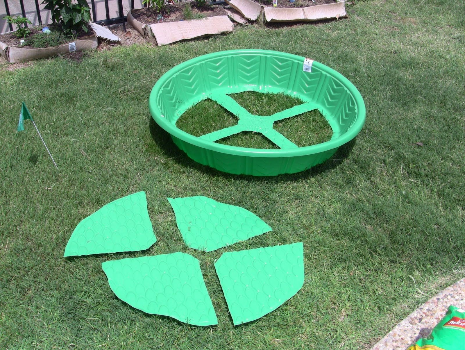 instant garden raised bed out of kiddie pool :) | gardening | garden