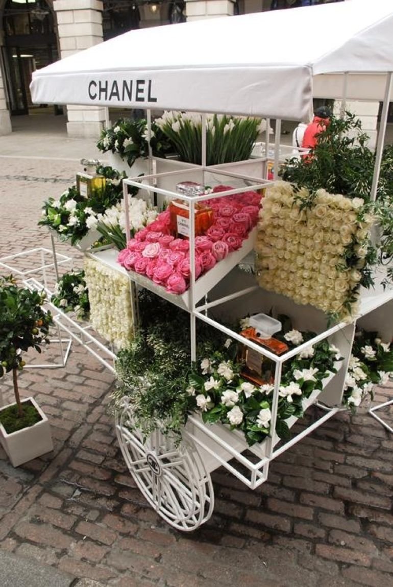 chanel's pop up shop in a movable cart demonstrates the power of
