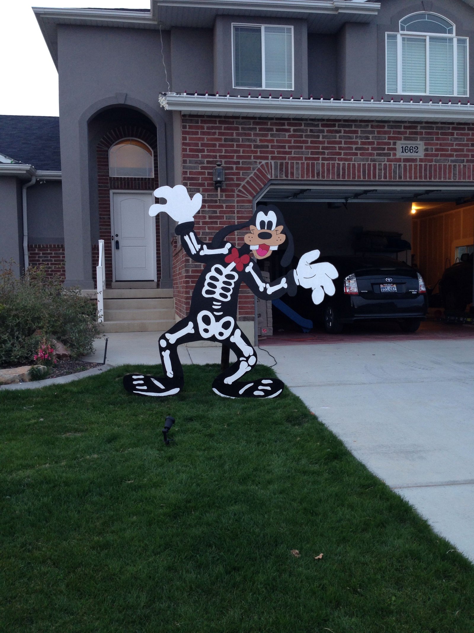 Disney yard art | Disney halloween decorations, Halloween ...