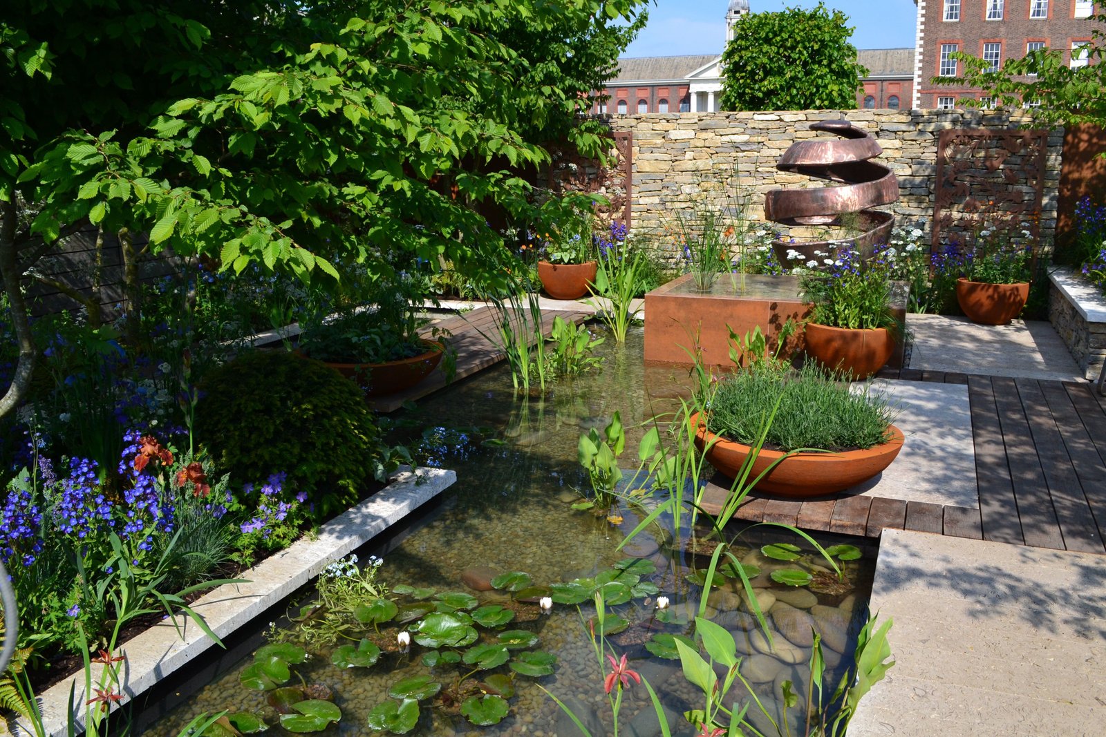 the silent pool gin garden won a silver-gilt space-to-grow garden