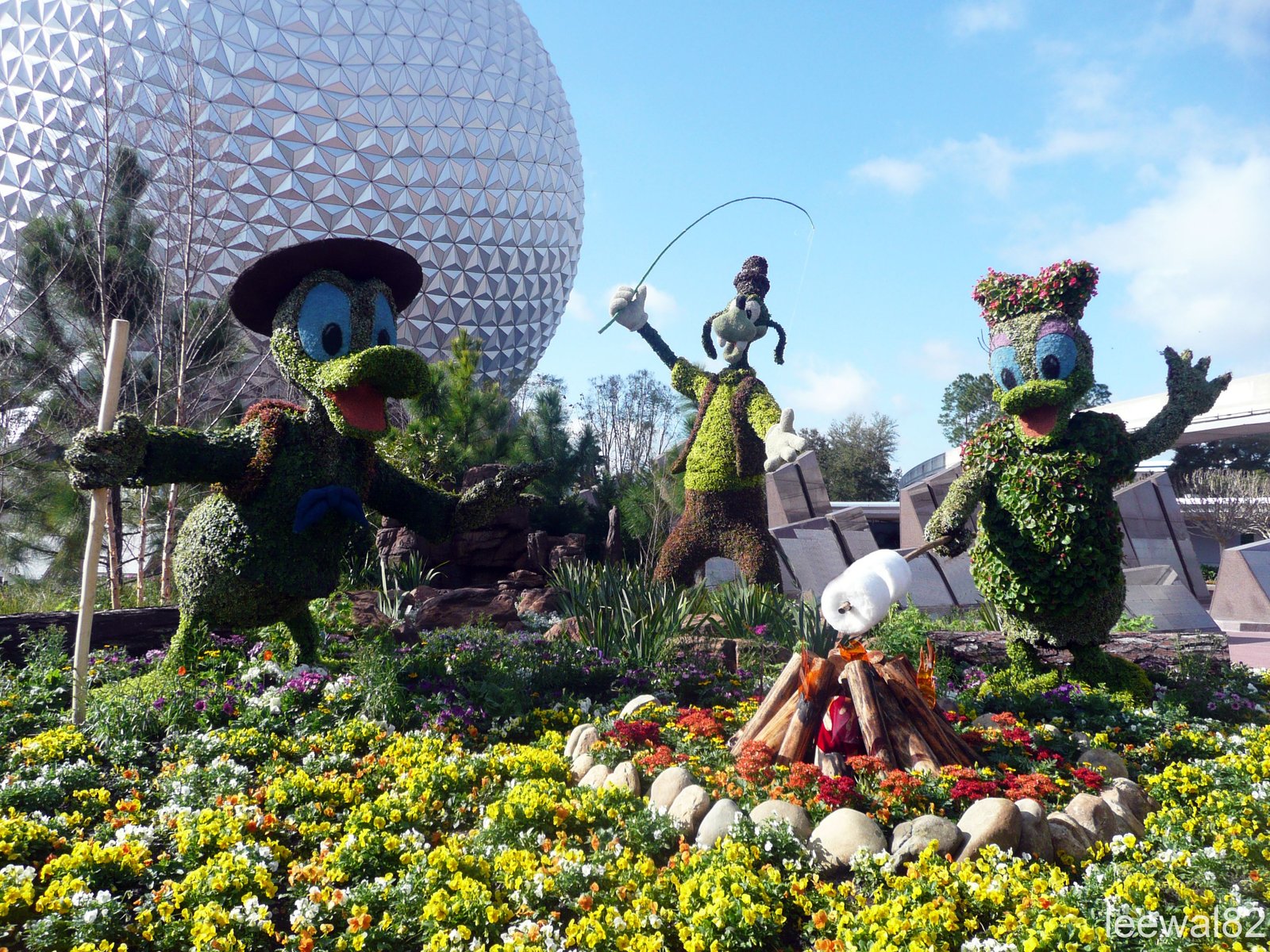 disney #topiary #epcot #donaldduck #daisyduck #goofy #campfire