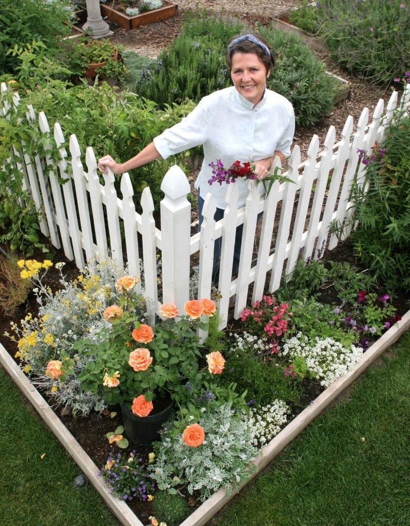 love this idea for the front yard:vegetables and edibles inside the