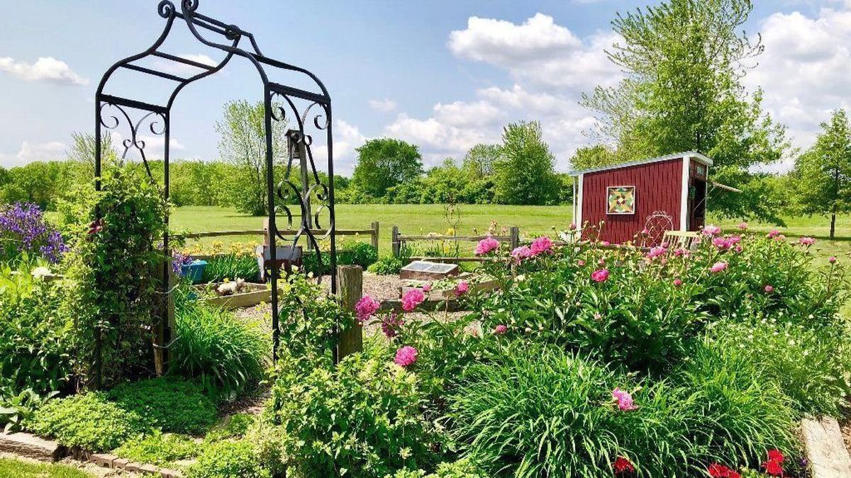 five gardens featured in crete woman's club's 'a day in the country