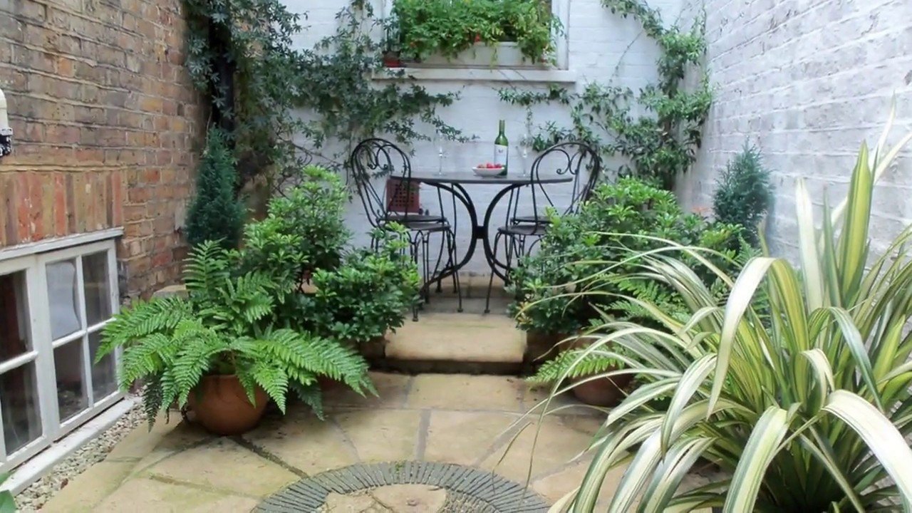 small courtyard garden ideas uk