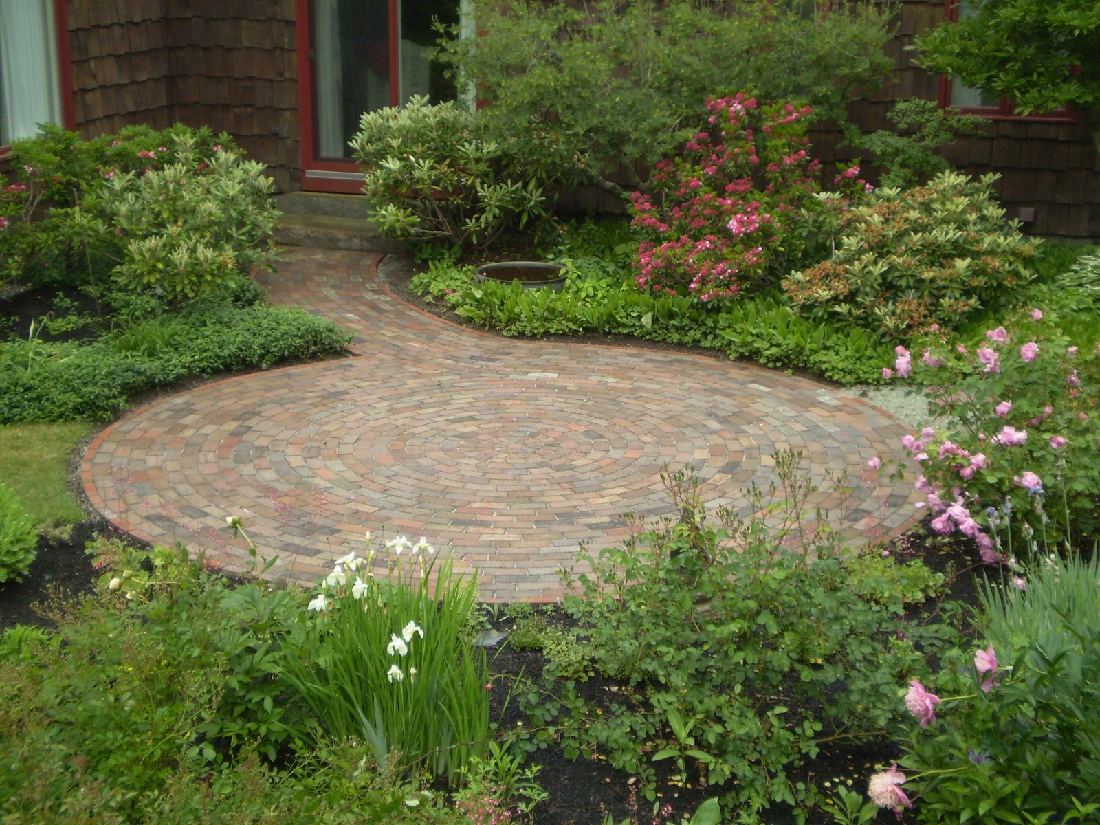 reclaimed-brick patio, cumberland foreside, maine | perennial stone