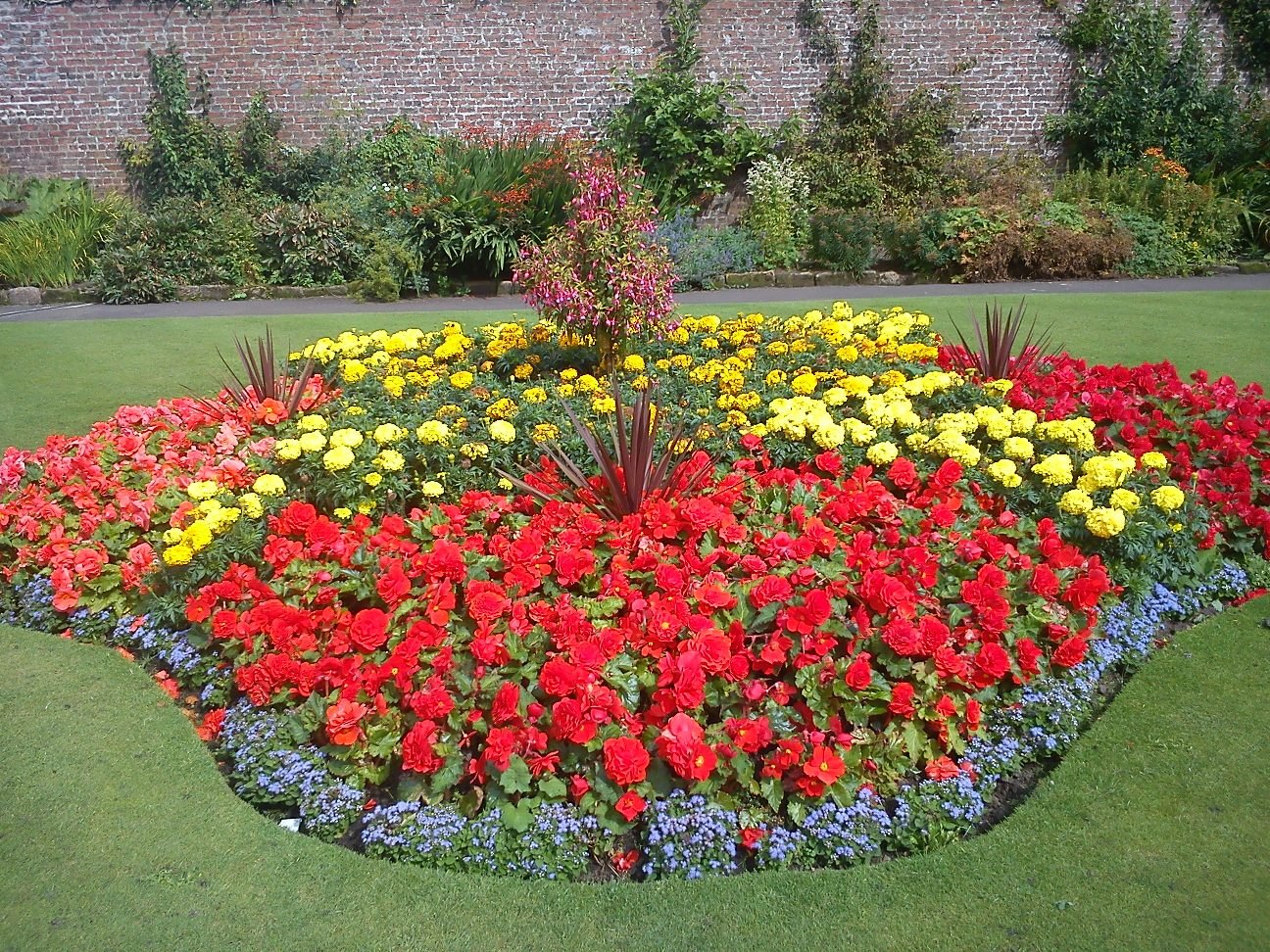 amazing flower bed | landscape designs for your home