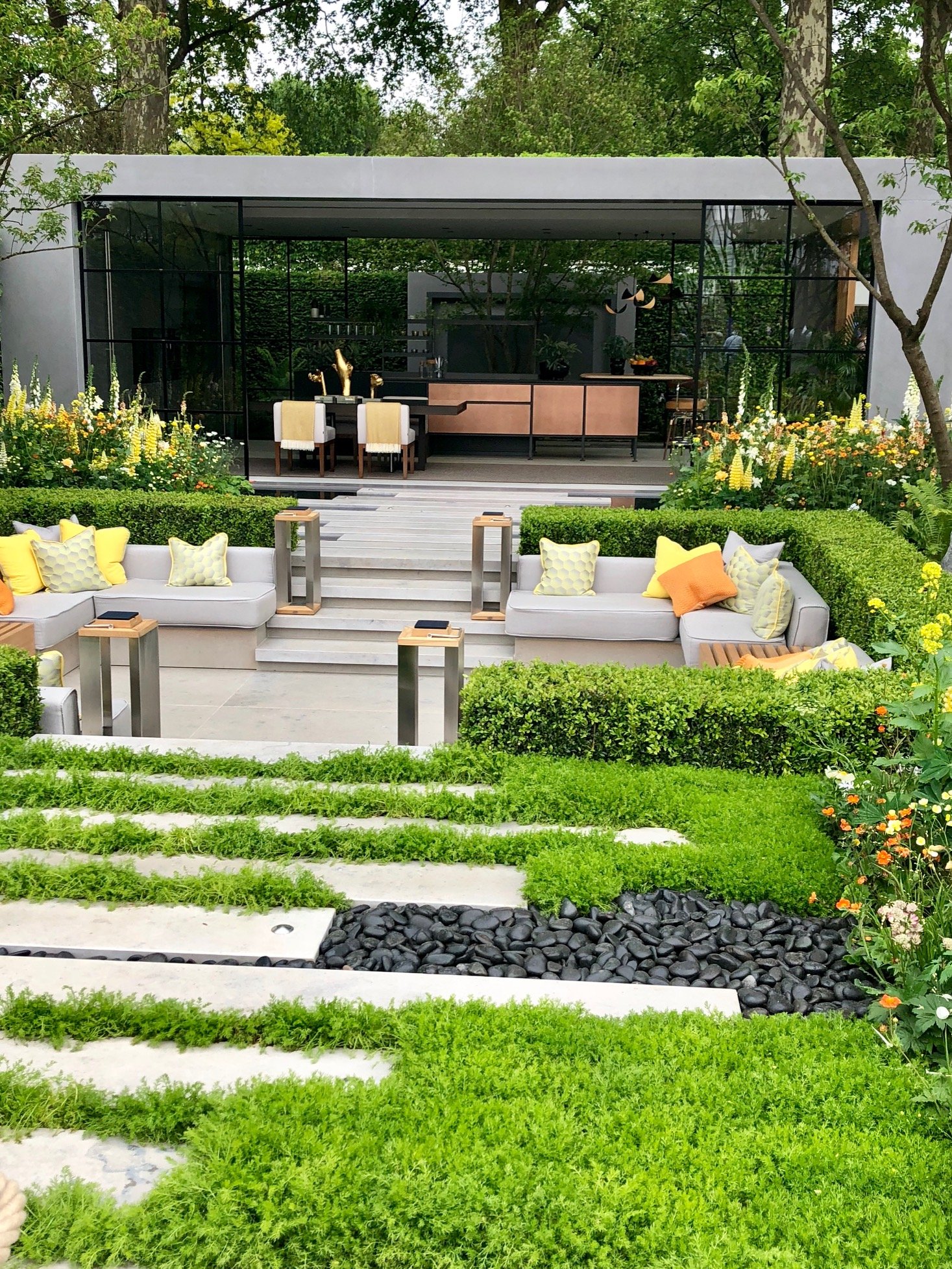 lg eco city garden - girl about house