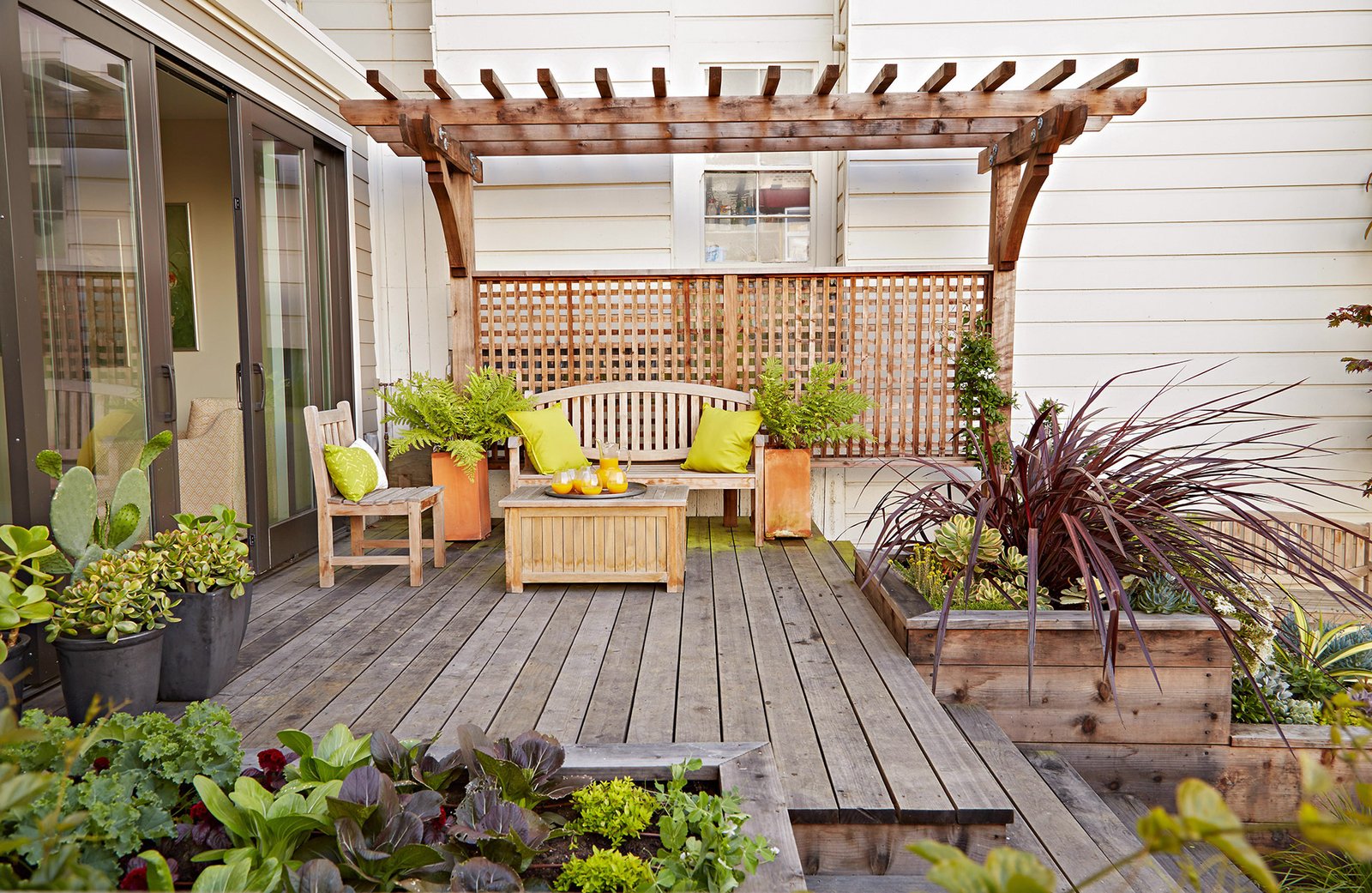 16 simple solutions for small-space landscapes