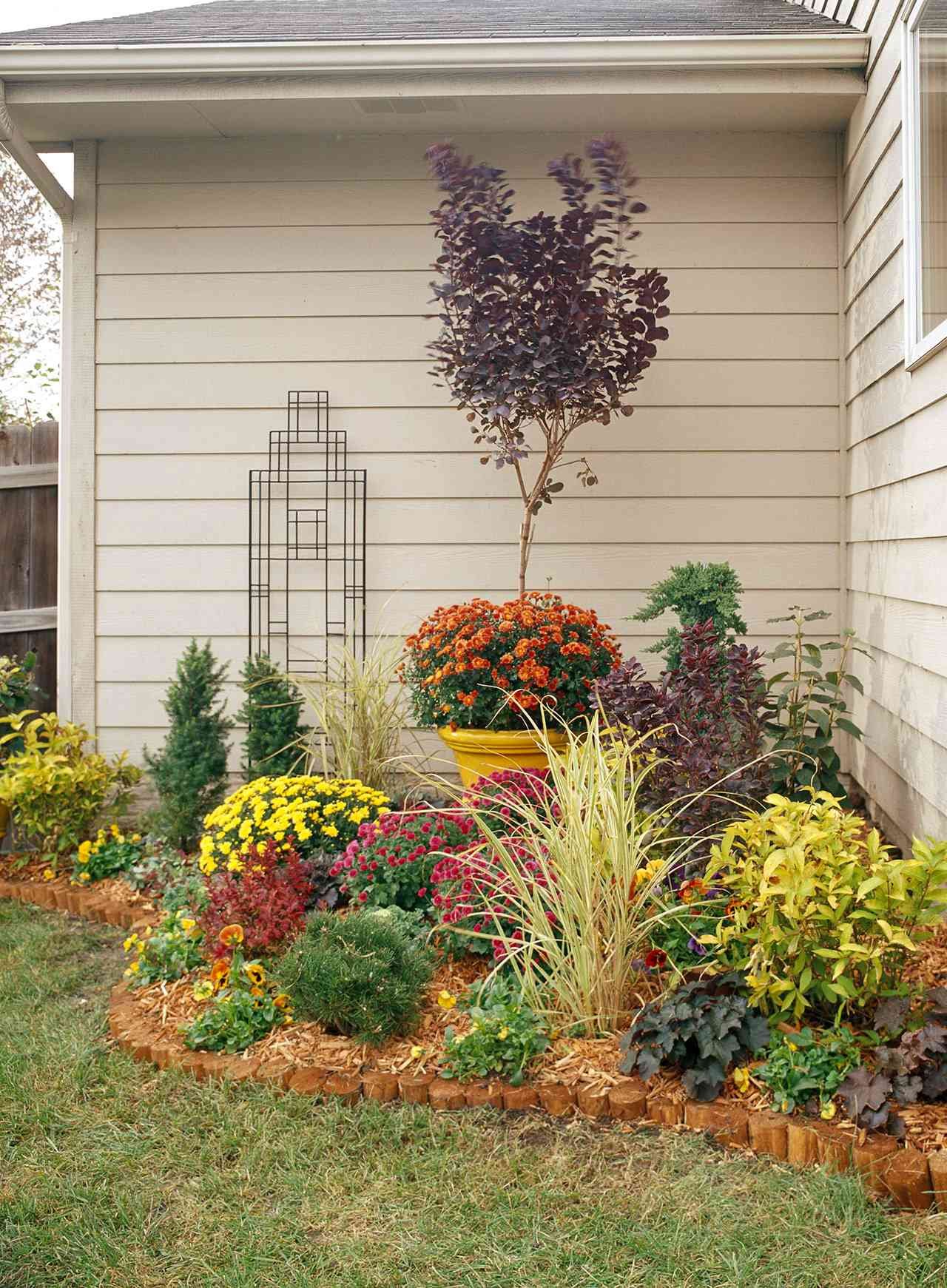 16 simple solutions for small-space landscapes